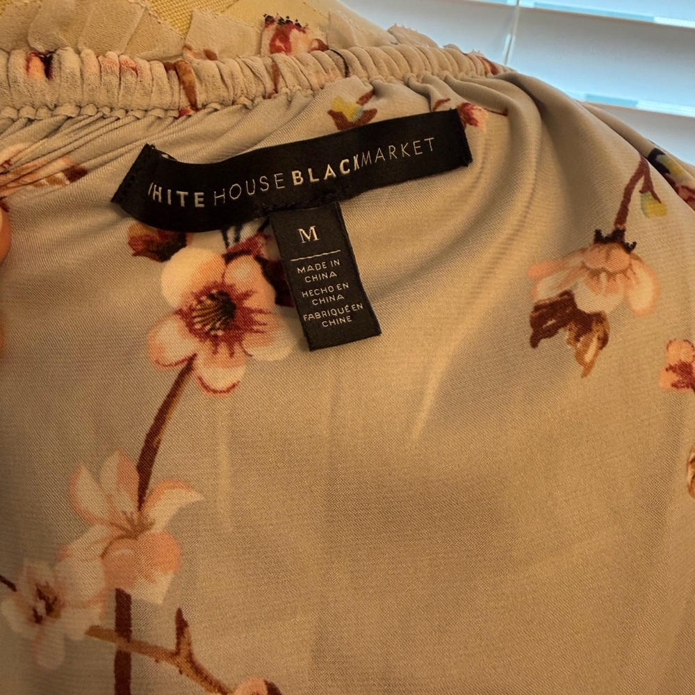💥 Gorgeous WHBM Floral Blouse with Fitted Neckline - Picture 5 of 10